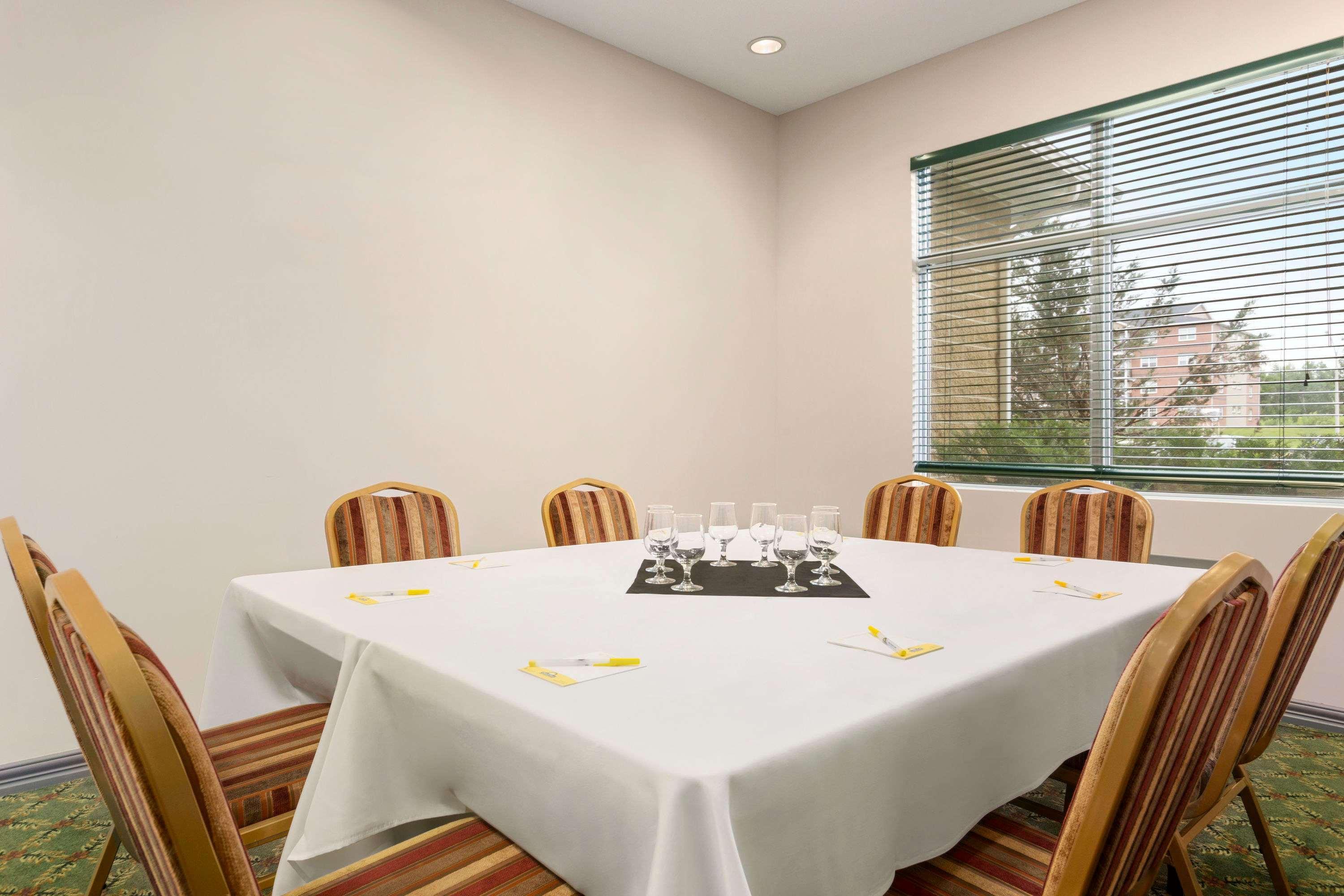 Days Inn By Wyndham Oromocto Conference Centre Kültér fotó