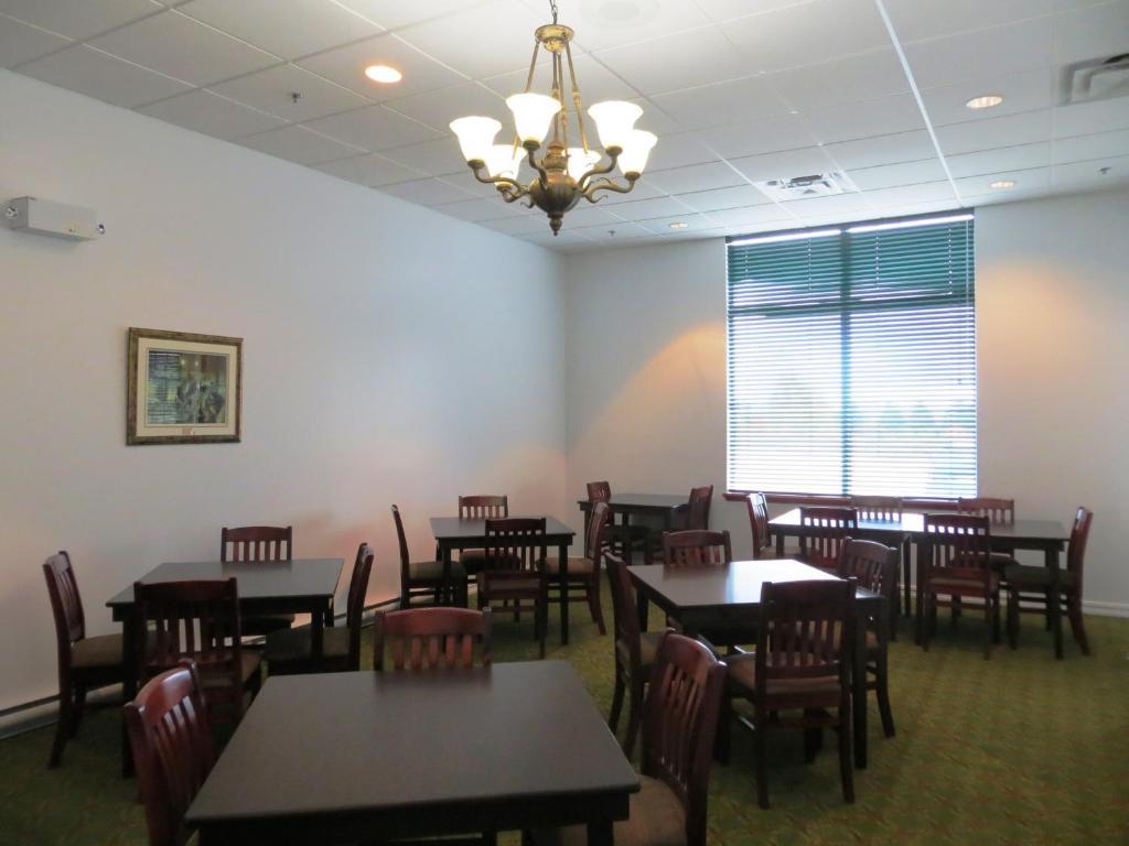 Days Inn By Wyndham Oromocto Conference Centre Kültér fotó