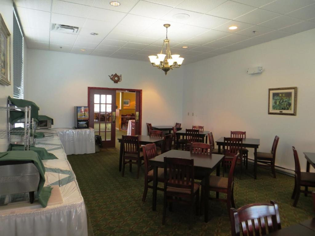 Days Inn By Wyndham Oromocto Conference Centre Kültér fotó